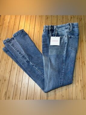 Light wash Lovevet split hem jeans. NWT. Size 0/24.